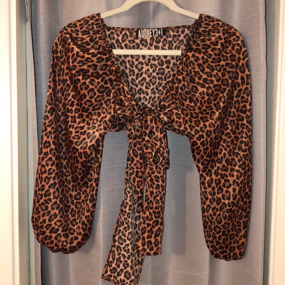 Tie front leopard crop top - Picture 3 of 3